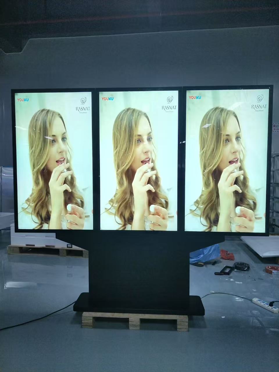 4K 49 55 65 65 75 လက်မ Triple Script Outdoor Informese ကြော်ငြာကြော်ငြာခြင်းဗီဒီယိုဖွင့်စက် iP66 wloodproof