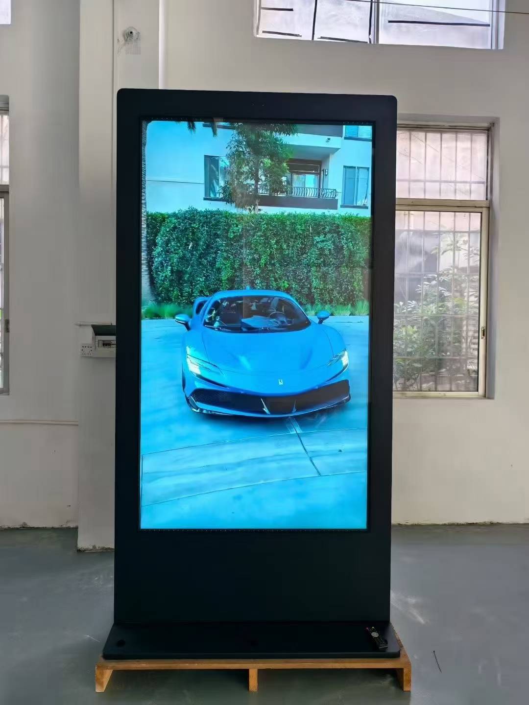 Outdoor 86 လက်မကြမ်းပြင် 2500nits kiosk 4k ဒီဂျစ်တယ်ဆိုင်းဘုတ်